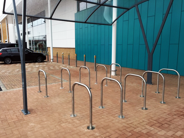 LtdQ50's tweet photo. In celebration of #WorldCarFreeDay, we’re showcasing our range of cycle parking stands and shelters. Cycling not only keeps people healthy but is a step forward to making the world greener. Invest in one of our many cycle parking solutions, that complement any public space. https://t.co/HztGj92X6Q