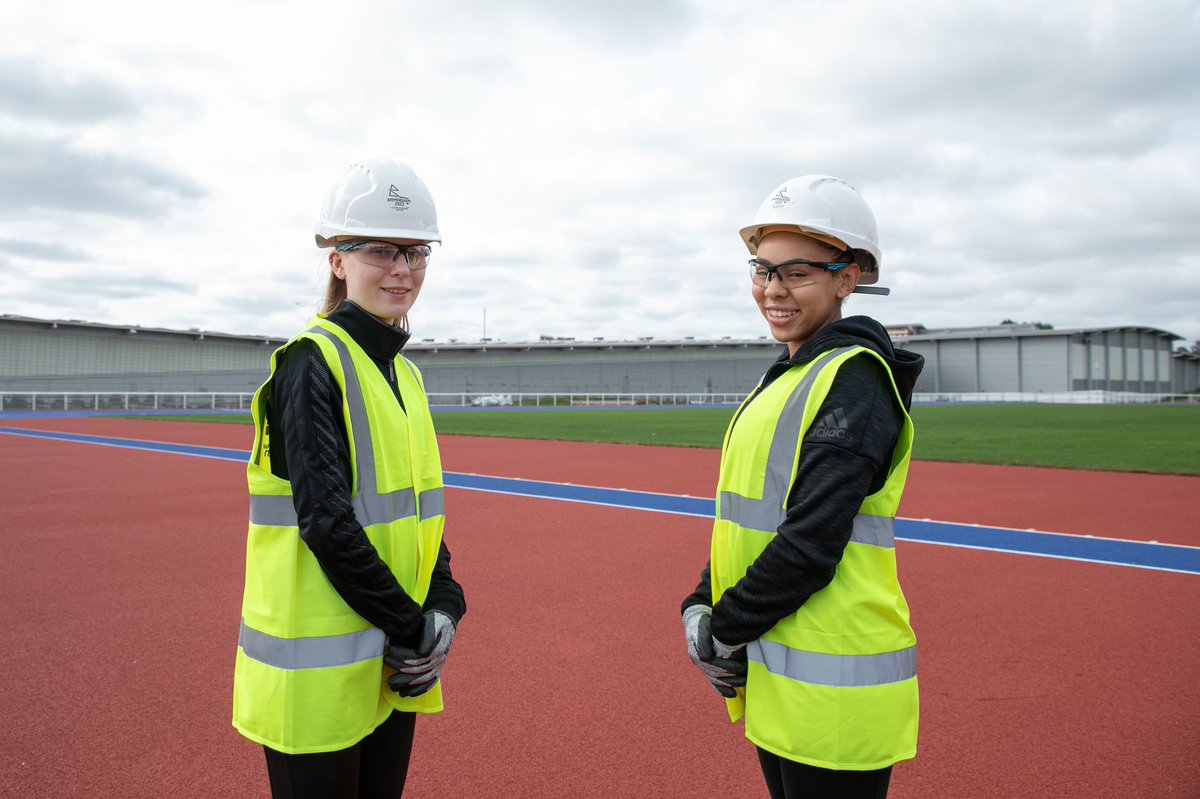 LynnHarland2's tweet photo. Great experience for Amy meeting Laura Muir and Kadeena Cox at the new warm up track at the Alexander Stadium @lauramuiruns @kad_c @HA_SportsDept @birminghamcg22 https://t.co/612vfEGL8K