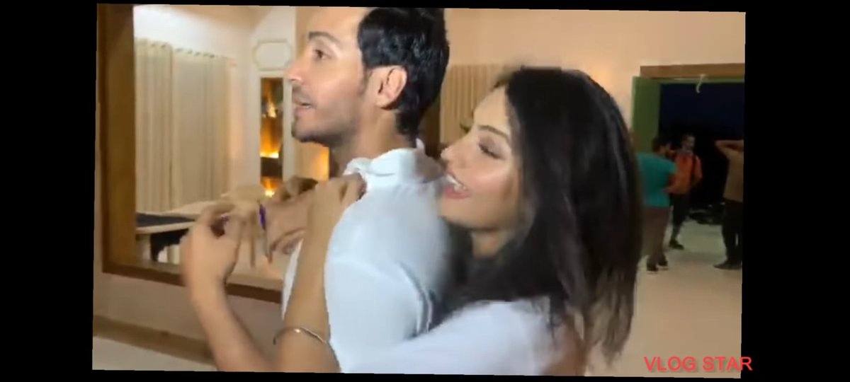 Aaj_PhirTumpe's tweet photo. On-screen and Off-Screen Both we have 🙃 by both the sides 😭🧿 🥺❤️
#Parakshita #Ishqaan #IshkParZorNahi #BackHugs #Love https://t.co/2XVsgjzbp8