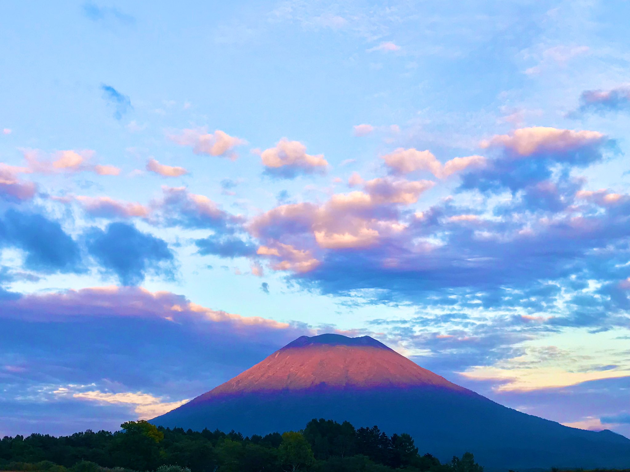 ゲストハウスぐりぐら 昨日の夕方見た羊蹄山 照らされた夕陽と始まりかけた紅葉の赤がキレイです T Co Naqrbdrkbv Twitter