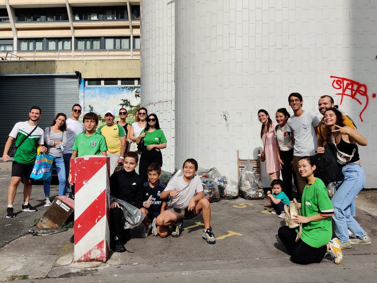 Samedi, c'était le #WorldCleanupDay !
♻️ Avec <a href="/GrainesPop/">Graines Populaires</a>, on a nettoyé #LaVillette #Paris
🚮 En 2h, on a rempli 4 bouteilles (rien que de mégots !) et 8 sacs poubelles
👉 Parce que chaque déchet ramassé, ou non jeté, limite la pollution des océans 🌊
#WCUD2021 #YouthForClimate