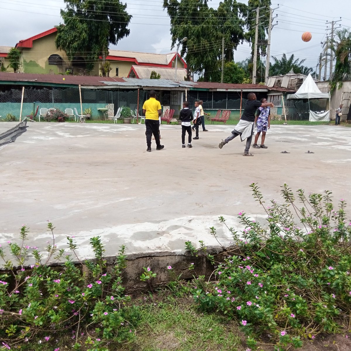 midtowntechhub's tweet image. We outside! Time to break a sweat 😂.
Our basketball rules are sure different.
#MidtownTechhub #Vacationprogramme #STEMkids #Basketballkids