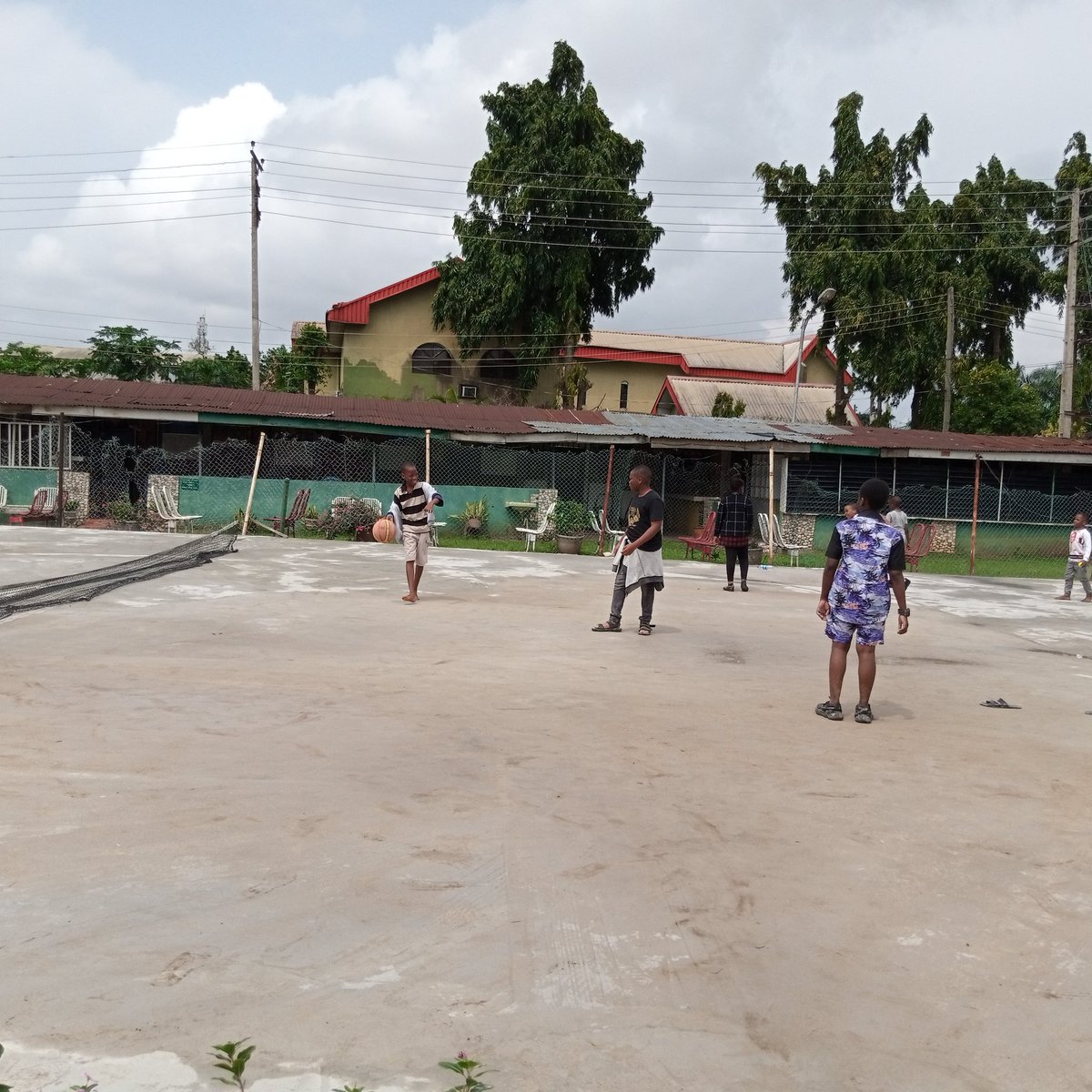 midtowntechhub's tweet image. We outside! Time to break a sweat 😂.
Our basketball rules are sure different.
#MidtownTechhub #Vacationprogramme #STEMkids #Basketballkids
