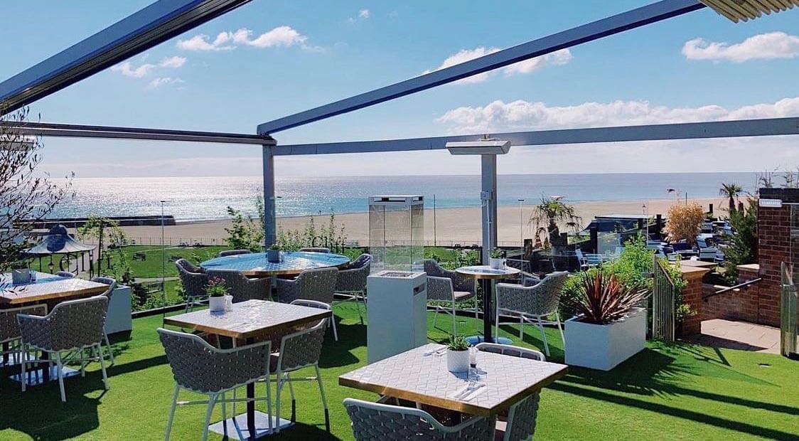 Come and make the most of this beautiful weather today on our terrace and outside space! 🙌🏼.
.
.
#gorleston #gorlestonbeach #thecliffhotel #norfolk #norfolkbeach #norfolkcoast #seaview #bythesea #sunnyweather