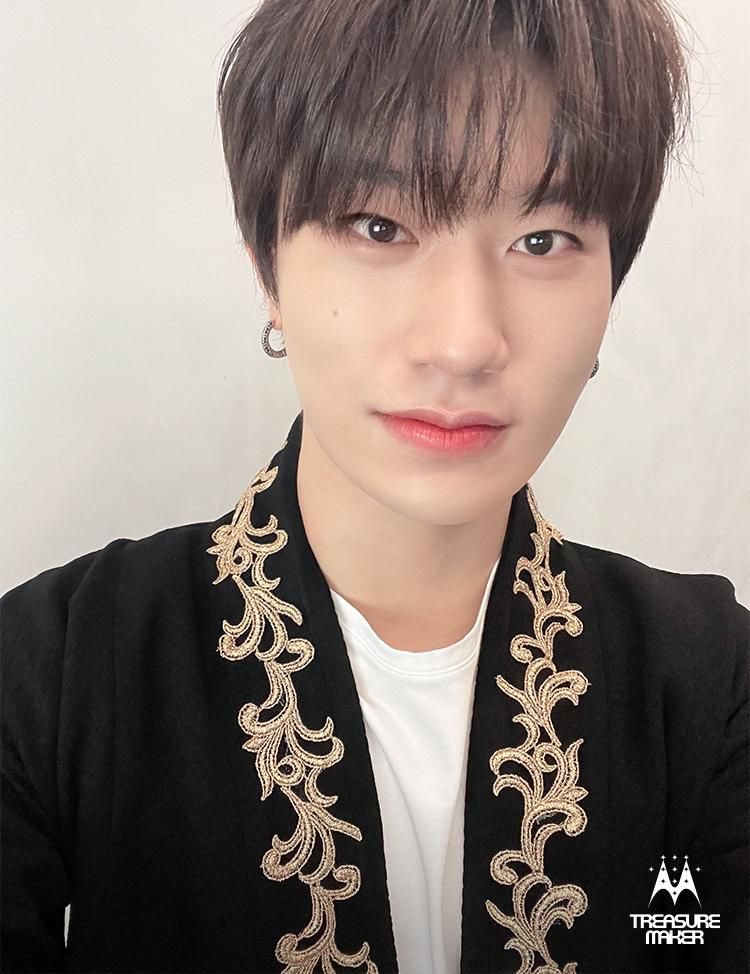 teumeveryday's tweet photo. [#OFFICIAL_TREASUREMAKER 🌕] 

추석 연휴의 끝이 아쉬울 트메 여러분들을 위한 트레저의 셀카가 지금 글로벌 멤버십에 도착했습니다. 모두모두 트레저 사진보고 목요병 극뽁 하세요 💎

#TREASURE #트레저
@treasuremembers https://t.co/Fc5gyOmlJ1