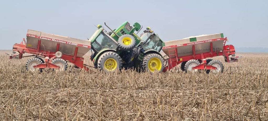 fama_il's tweet photo. I’m about to loose my mind this is getting ridiculous. Kerry and Jerry really need to get their shit together.

This is what happens in 6 mile rows, running 24 hours a day, and tired employees looks like. Totally unacceptable. Both tractors had around 690 hours on them. 😡😡😡 https://t.co/L0AGYabET8