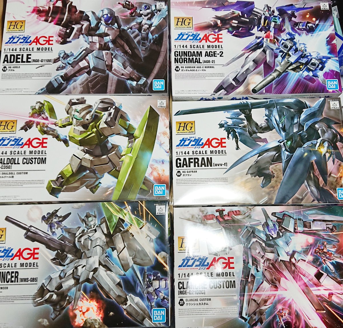 劇場版00HG辺りから続いてた方向性だけど白バック黒字と濃淡強く描かれたイラストでパッケージ絵がスッキリかっこいいのよねHGAGEシリーズ。 