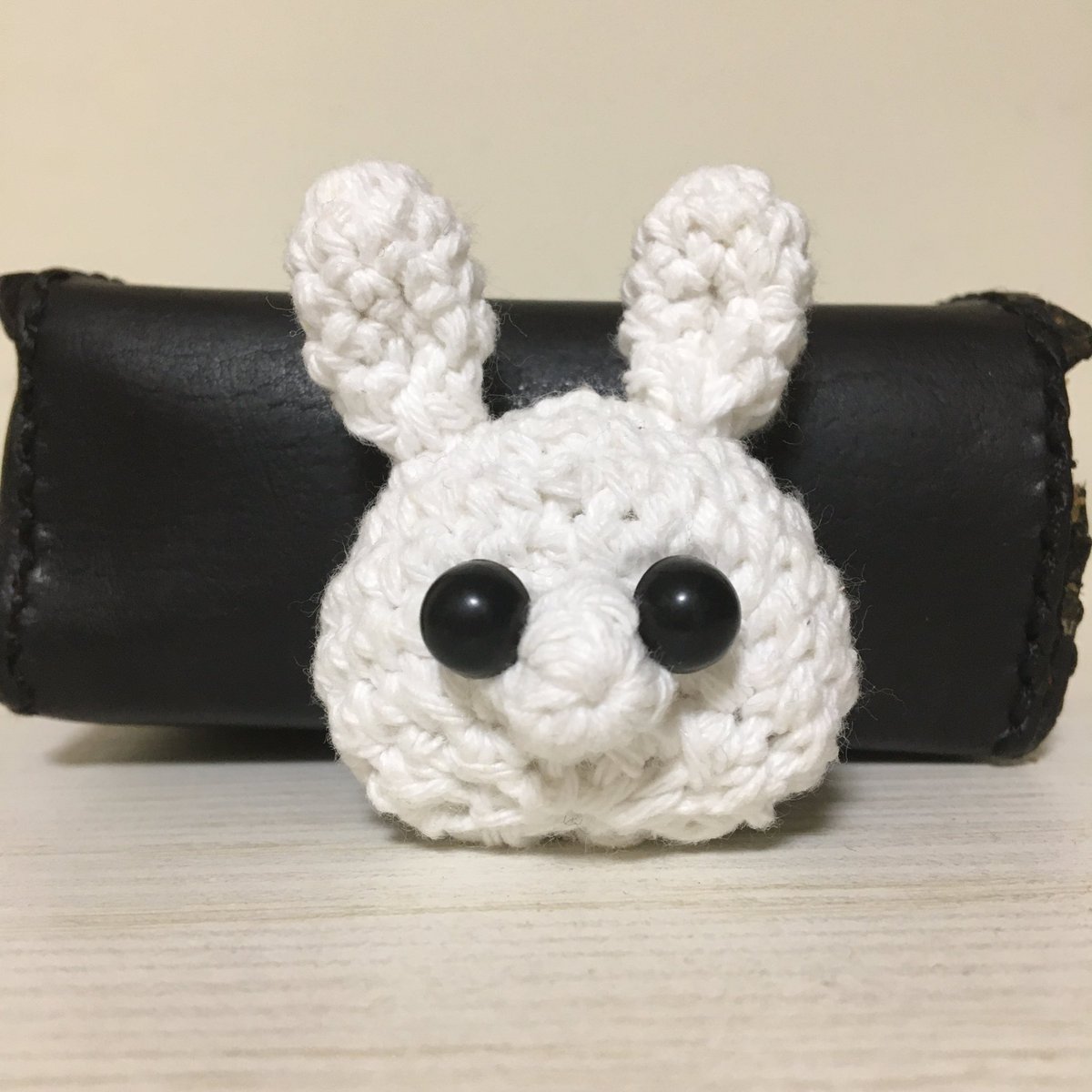 loving___xx's tweet photo. とりあえず百均で目玉買ってきてつけてみたけど可もなく不可もなく……微妙な感じ……w
とても処女作らしい処女作ができました！w

うさちゃんの生首()

 #編み物  #編み物好きさんと繋がりたい  #あみぐるみ ？  #ハンドメイド  #ハンドメイド好きさんと繋がりたい https://t.co/LFYKziO2P0