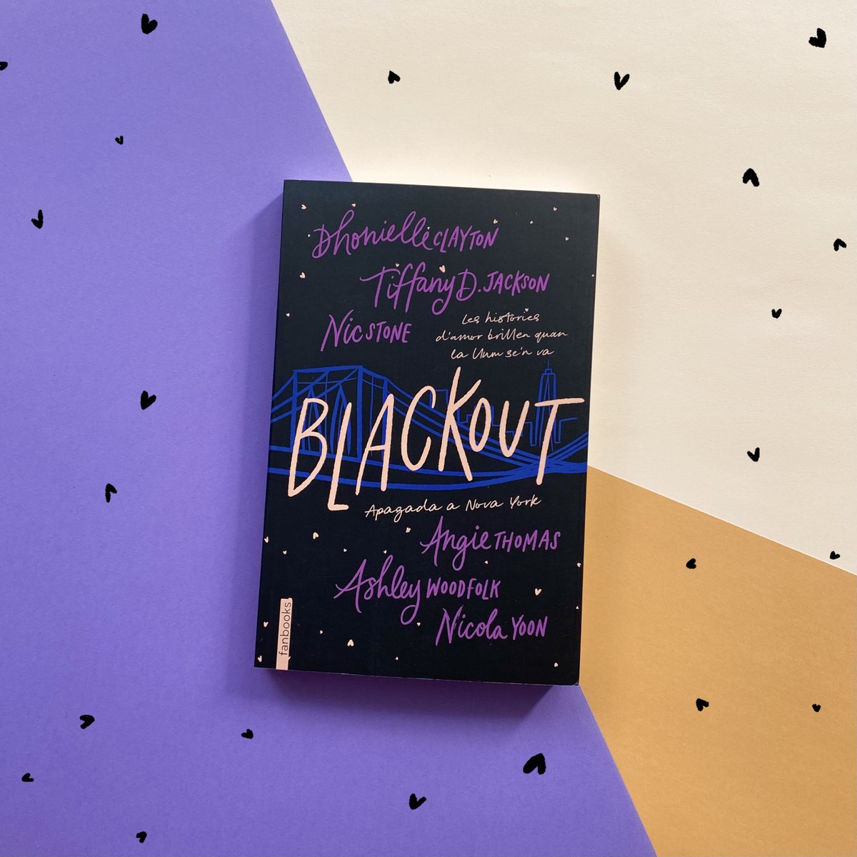 ✨NOVETAT✨⁠
Sis autores d’èxit s'han unit per portar la calidesa i l’electricitat de l’amor adolescent negre a una novel·la amb històries plenes d’encant, punyents i amb humor, que brillen amb llum pròpia a través de la foscor.💛⁠⁠
⁠
📘 BLACKOUT bit.ly/Blackout_fanbo…