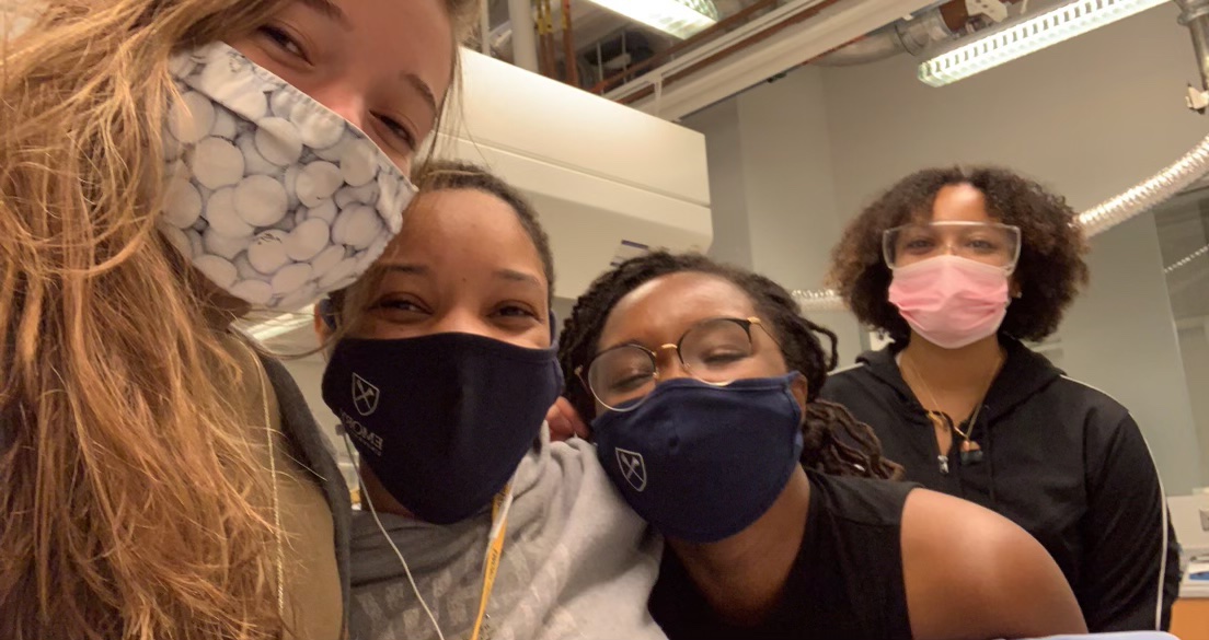 Small wins - 
1) @brea_manuel3 did her first solo bacterial transformation, &amp; the colonies looked splendid!
2) gr8 coworker vibes