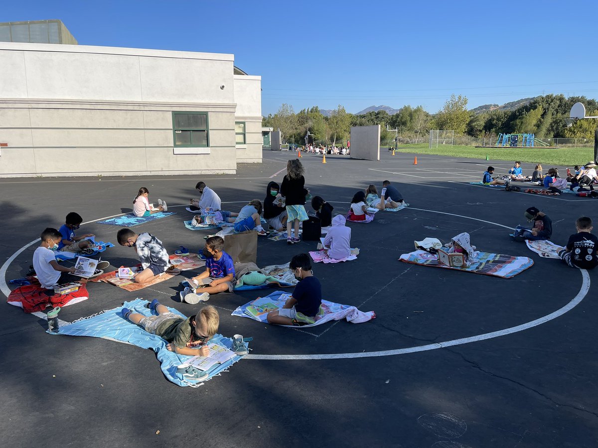 Mcflash1's tweet image. What better way to celebrate the 1st day of Fall than to “fall” into a good book?🍁 @MaryVanasit @E_Rogers1 @EdServicesFSUSD @NMTimberwolves #fallintoreading #iloveagoodbook