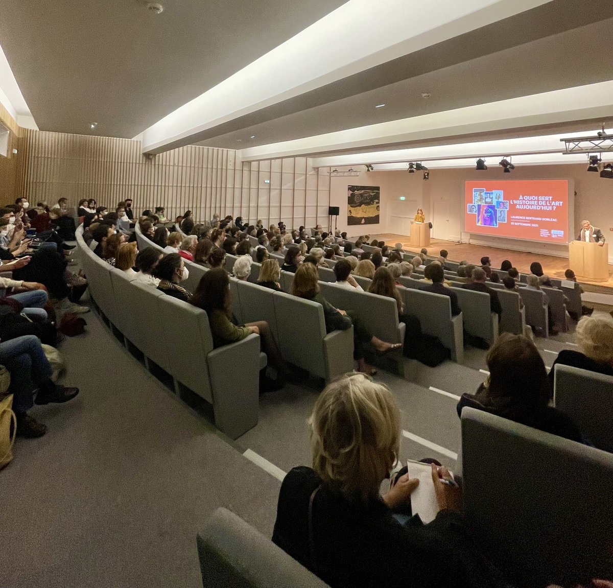🔴Coup d’envoi du cycle de conférences données à l’occasion des 20 ans de l’INHA ! Aujourd’hui c’est l’historienne de l’art Laurence Bertrand Dorléac qui donne sa réponse à la question : « À quoi sert l’histoire de l’art ? » 
👉 Replay bientôt disponible sur notre chaîne YouTube.