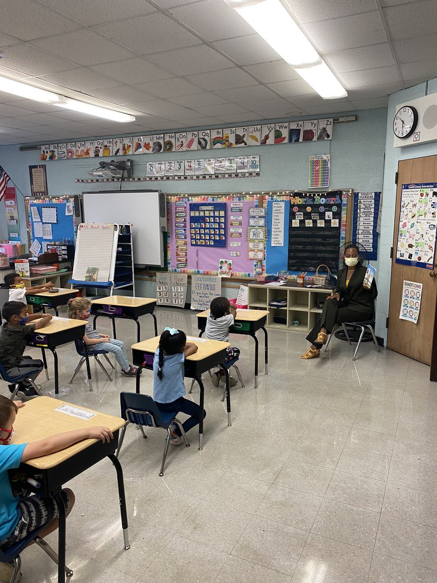 5thAveSchool's tweet photo. Dr. Outlaw stopped by FAS to encourage students to continue to be “Friendly Bucket Fillers” wherever they are! Our students were so excited to see her and everyone took the Bucket Filler Pledge. What an awesome day!! #TeamFAS https://t.co/rMCjwbNkKH