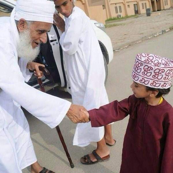 maramzadjali0's tweet photo. قد ينحني العلمُ والأخلاقُ ما اجتمعا
وينحني الشجر المملوء بالثمر
هذا الخليليُّ أحنى ظهر رفعتِه
فأخجلَ الشعر أن يوفيهِ بالصور
قد أكرم الشيخَ ربُّ العالمينَ فمن
كالبدرِ في خلقٍ والدين في قدَر
لن يسبقَ الليلُ توقيتَ النهار وما
للشمس تدركُ يومًا مطلعَ القمر
#نعمل_بصمت https://t.co/pJQIfHnqkw
