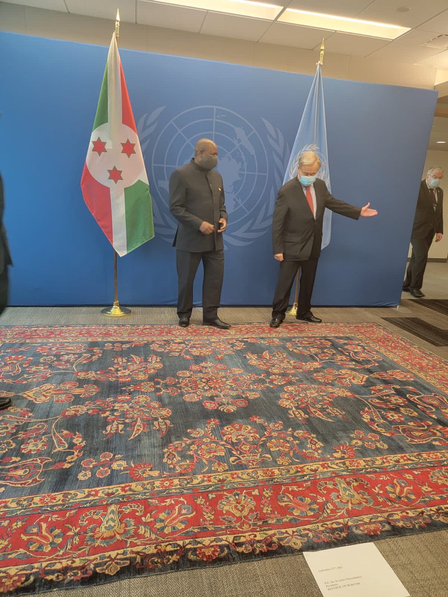 NtareHouse's tweet photo. En marge de la 76ème session de l'Assemblée Générale des Nations-Unies qui se déroule à New-York, le Président de la République du #Burundi SE Evariste #Ndayishimiye vient de s'entretenir avec M. @antonioguterres, Secrétaire général de l'@UN. https://t.co/2tbmqzKslg