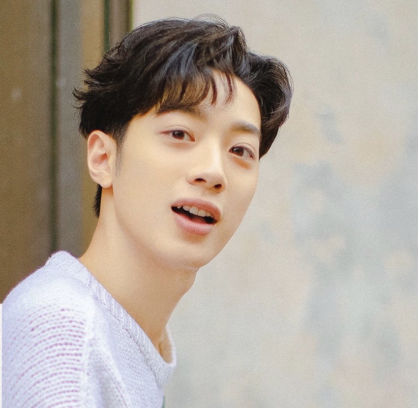 onlylaikuanlin's tweet photo. เติบโตมาอย่างดีเลยนะควานลิน 

#모두다주목_스물한번째_관린이의날
#KUANLIN_21st_Birthday https://t.co/wlCW7anBhB