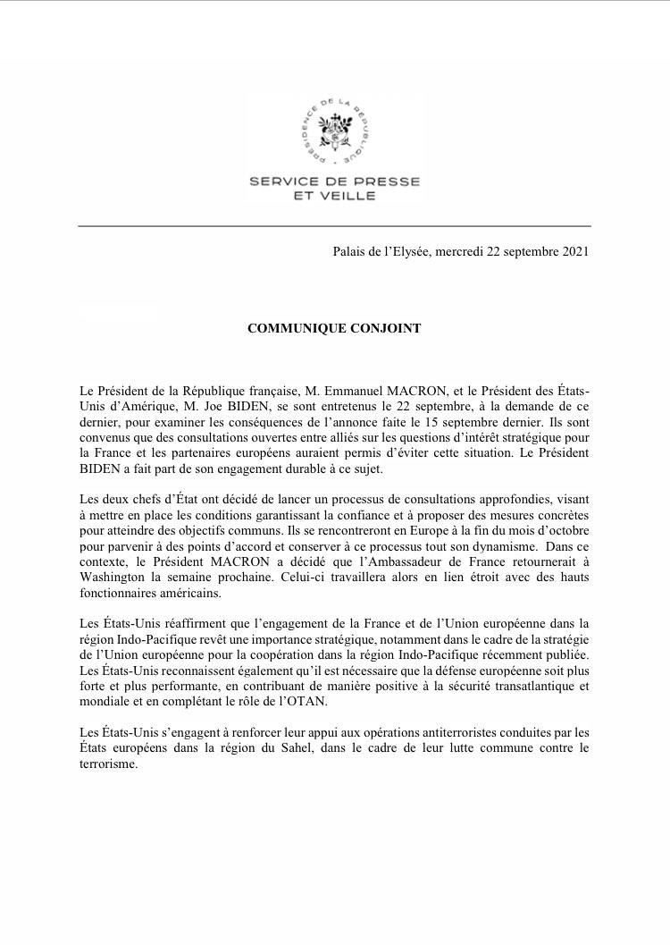 JLMelenchon's tweet photo. Ça y est, #Macron a capitulé sans condition devant #Biden. Macron remet sa laisse à la France humiliée. https://t.co/blyScBCcYV