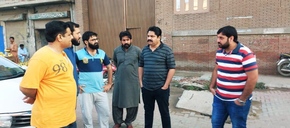 CeoFwmc's tweet photo. CEO FWMC monitoring cleanliness operations at Satiana Road today morning 
@fwmc1139 @DCFaisalabad @FarrukhHabibISF @SHABAZGIL @KastroKhayal @FSDTv41 https://t.co/QaviGpleVU