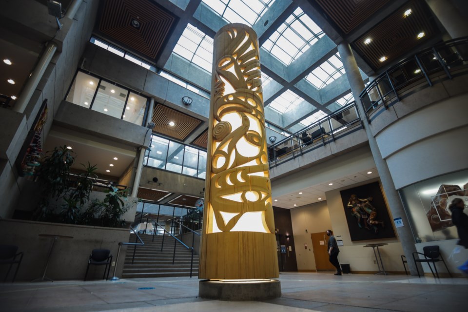 A house post carved by First Nations artist &amp; Fulmer Awardee, Xwalacktun, is on site at Vancouver General Hospital’s Diamond Family Courtyard. bcachievement.com/2021/09/22/van…