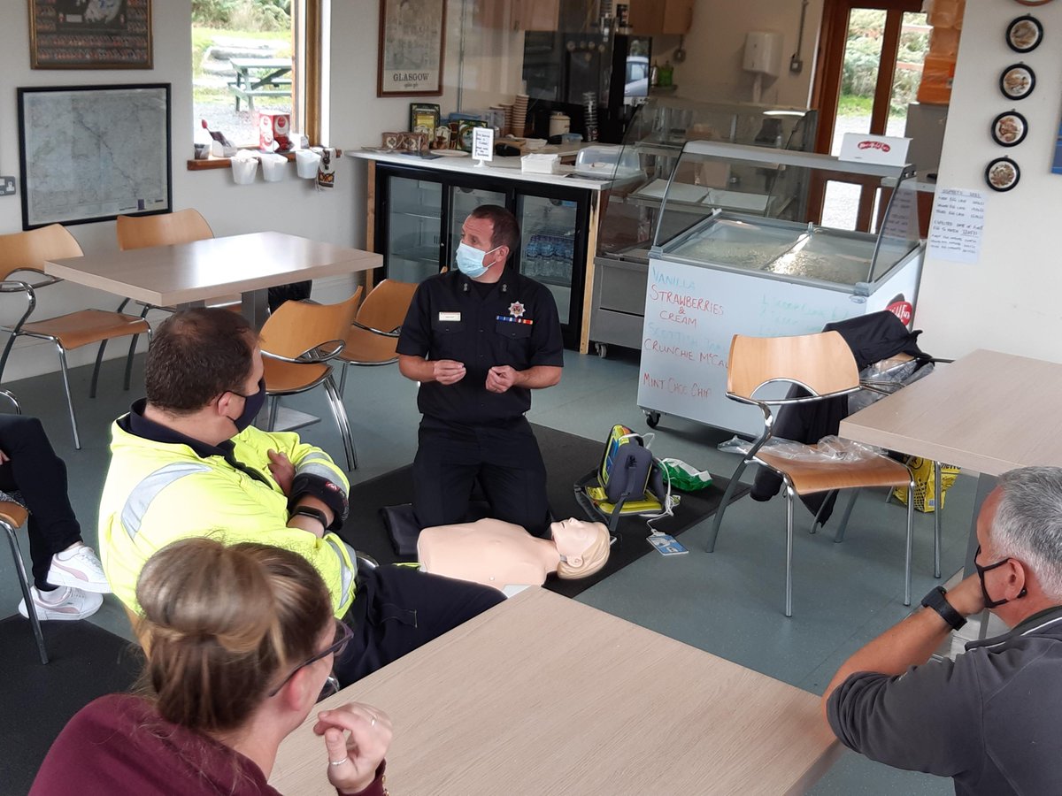 Scotfire_ENSA's tweet image. Excellent training session with staff from the Round House Cafe, @AyrshireEPolice,  @LochDoonRanger and #DraxGroup on the new #portsafe emergency rescue pole and the new De-Fib at Loch Doon. #SFRS #lifesaving #watersafety