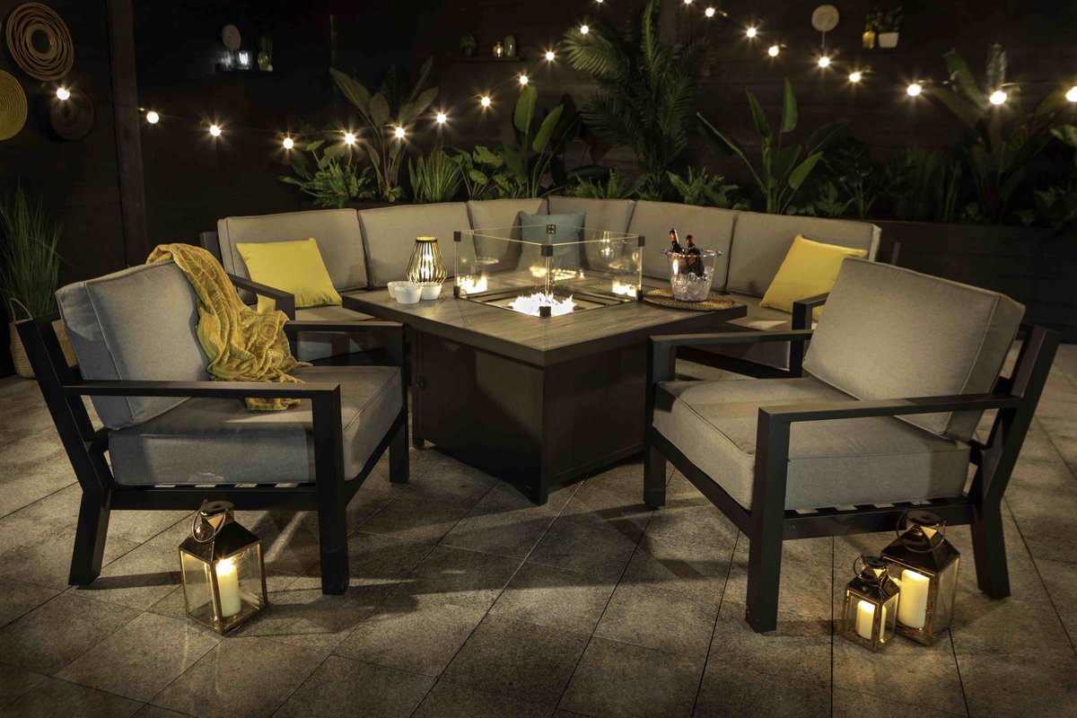 Having a traditional chiminea, patio heater, or a gas fire pit table like the ones in our collections, is the first step to take when spending the autumn nights entertaining. You can also use lanterns and candles, which really set the mood as the sun goes down. 🔥🕯️☕