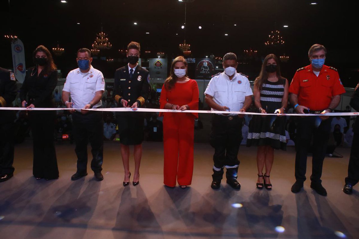 BomberosMexico1's tweet photo. Finalmente y para marcar la apertura oficial de la “65 Convención Nacional de Jefes de Bomberos Cancún 2021, las autoridades del presidium realizaron el corte de listón. #65CNJB Cancún 2021. https://t.co/rMXybD4FKB