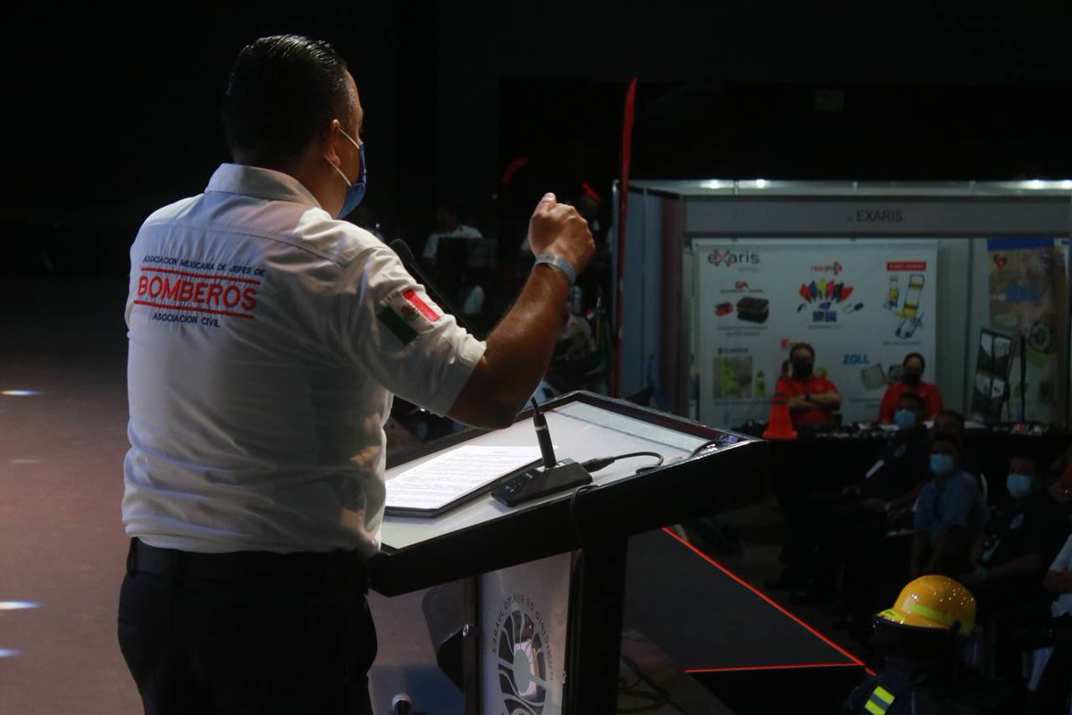 BomberosMexico1's tweet photo. Finalmente y para marcar la apertura oficial de la “65 Convención Nacional de Jefes de Bomberos Cancún 2021, las autoridades del presidium realizaron el corte de listón. #65CNJB Cancún 2021. https://t.co/rMXybD4FKB