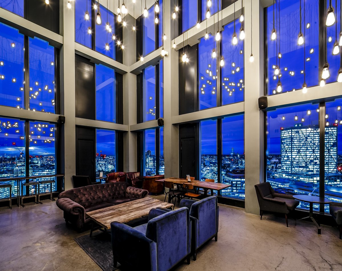 Hello, autumn 🍂. What’s the one good thing about days getting shorter? City lights seem to shine a little bit brighter 💖. Grab a friend, swing by Chapter Spitalfields, and let the unbeatable view inspire you 🌃.