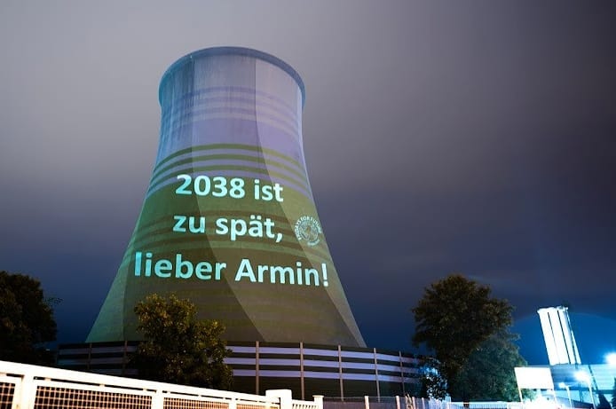 FFFDresden's tweet photo. An der SPD-Parteizentrale haben wir gestern Abend unübersehbar klar gemacht: 2038 ist zu spät! Wir brauchen endlich eine 1,5-Grad-kompatible Politik.

Doch ohne Druck wird sich nichts ändern. Wir müssen auf die Straße. #AlleFürsKlima. Wir sehen uns am Freitag 14 Uhr im Alaunpark! https://t.co/kiWOajVzar