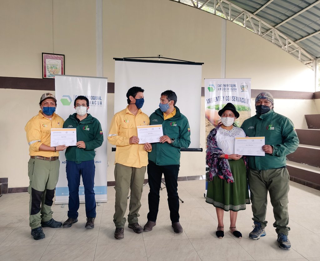 MAATEZonal1's tweet photo. #Imbabura| 17 hombres y 10 mujeres recibieron la certificación de Brigadistas Comunitarios en Manejo Integral del Fuego, por parte de esta cartera de estado a través del Programa Amazonia Sin Fuego. https://t.co/Iwn1iHKpM6