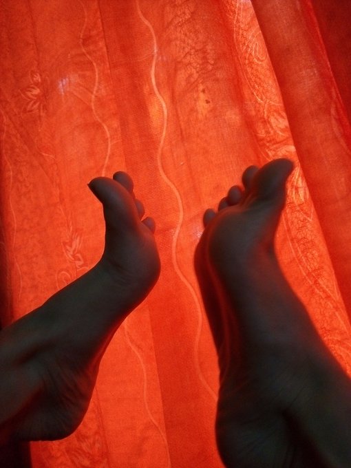 Do you want cum in my feet? Like + RT for yes!
#Feet #FelizMiercoles @Maturefootlover @Feetfinder @picoleto_gay