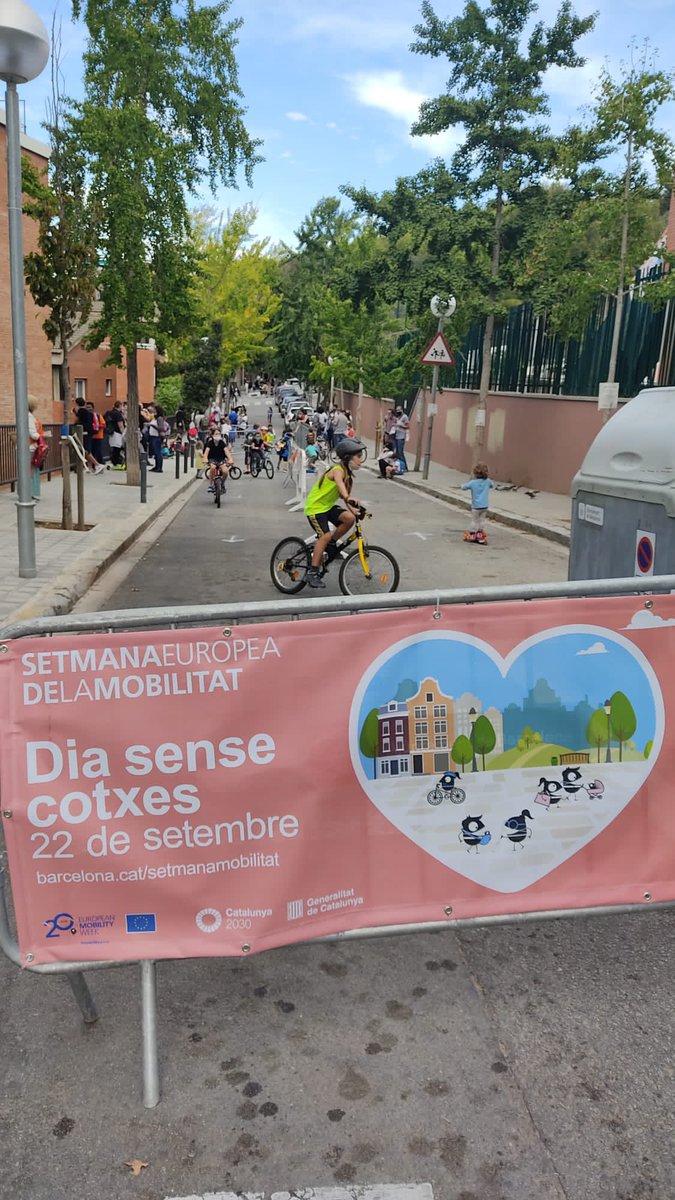 FontFargas's tweet photo. Gaudint del #diasensecotxes a l’exterior de l’escola. Ens agrada poder jugar al carrer un dia a l’any però ens agradaria molt més poder jugar TOT l’any. Per un entorn saludable, per a les persones i sense cotxes @BCN_Mobilitat @janetsanz @silviacasorran  @rosaalarcon https://t.co/gCBbmOooJO