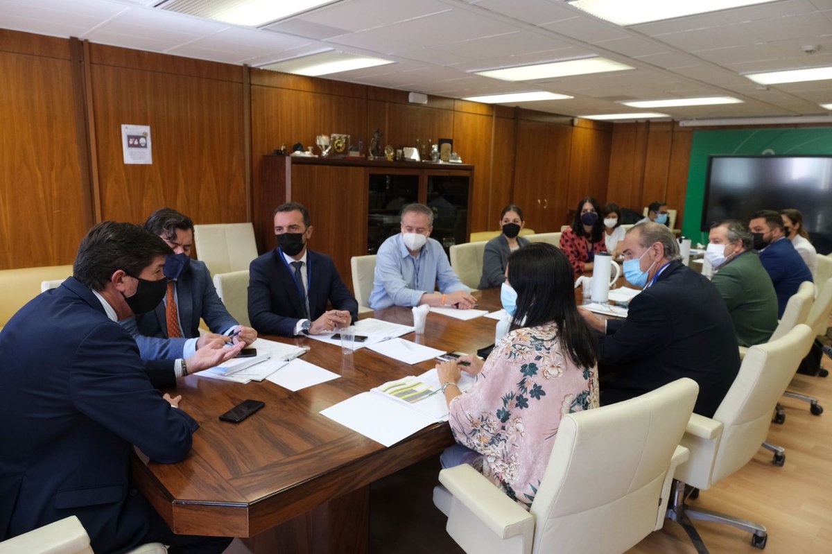 JusticiaJunta's tweet photo. 📌El vicepresidente @JuanMarin_Cs y DG de #AdministraciónLocal @joaquinsidro se han reunido con los delegados territoriales para marcar las líneas del nuevo curso.

✅La apuesta por el municipalismo 👌🏻 y el apoyo a los ayuntamientos seguirá guiando las políticas de la Consejería. https://t.co/4s453Dberh