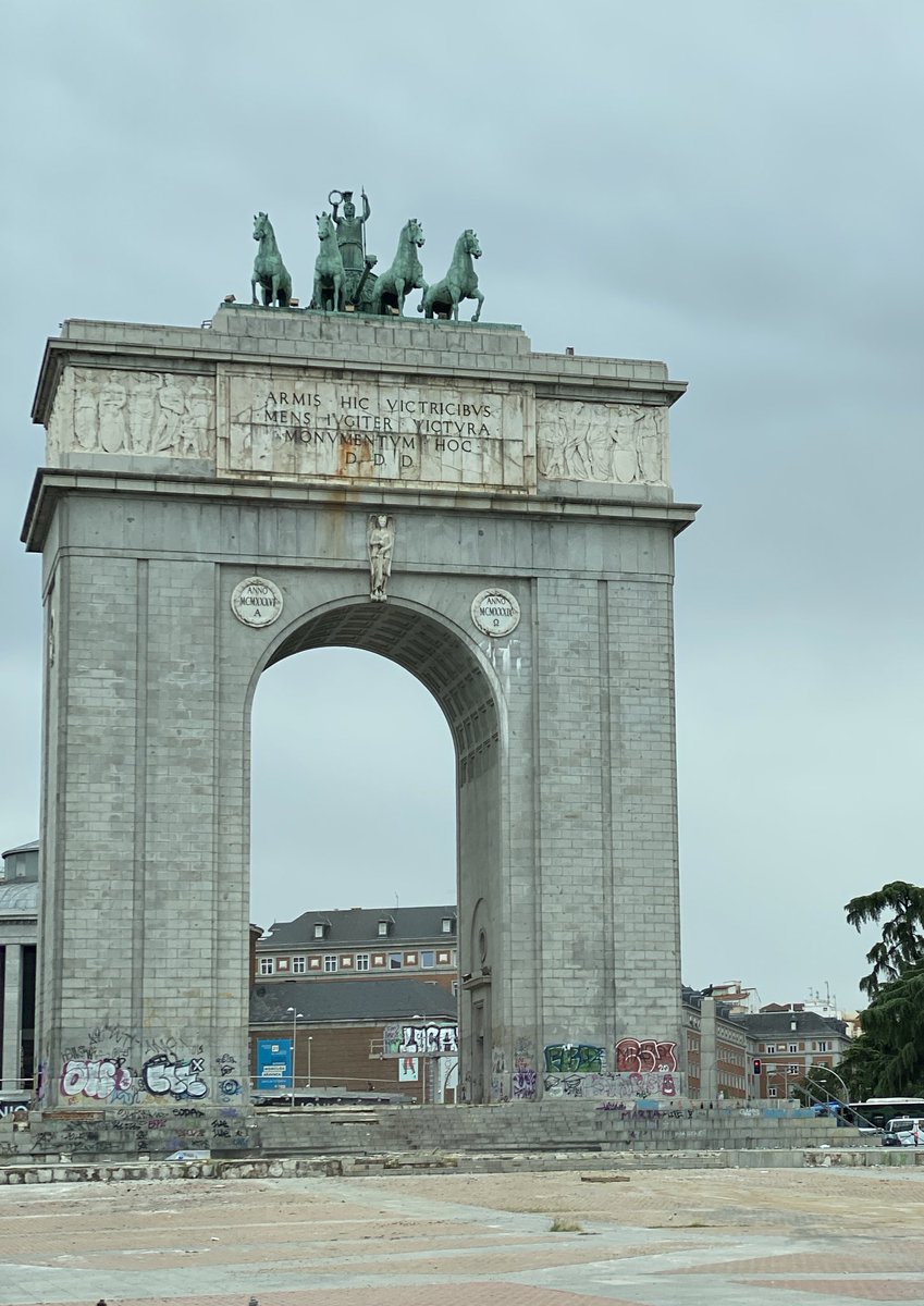Vais a dejar que se caiga… que los vándalos lo destrocen??? Por que no os hacéis cargo de rehabilitarlo?? <a href="/Lineamadrid/">Línea Madrid</a> <a href="/MADRID/">Ayuntamiento Madrid</a> #moncloa #arcodelavictoria <a href="/MoncloaAravaca/">Distrito de Moncloa-Aravaca</a>