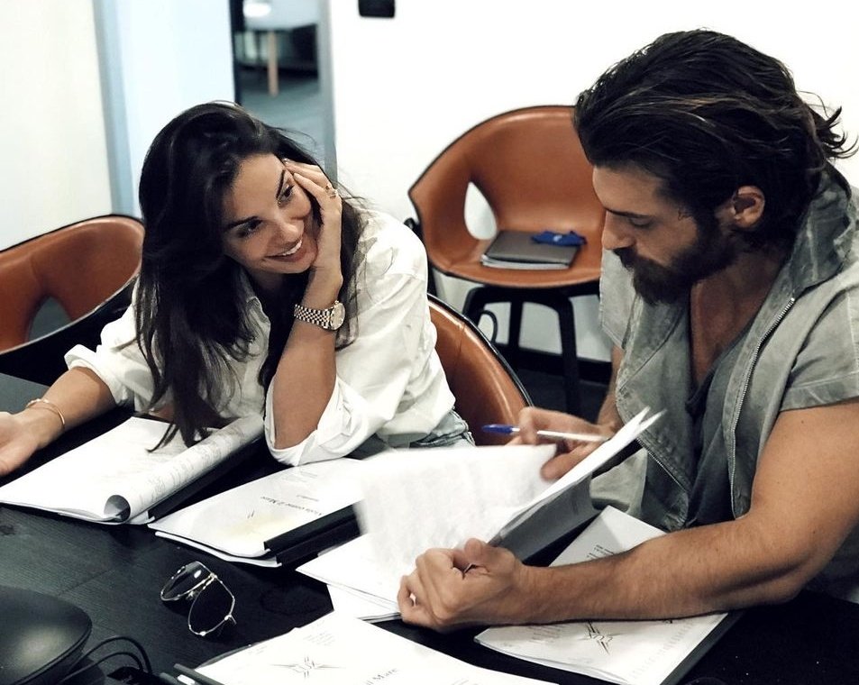 arducyaman's tweet photo. Francesa nos representa ❤️

#CanYaman #ViolaComeIlMare https://t.co/HJWbe3k0bT