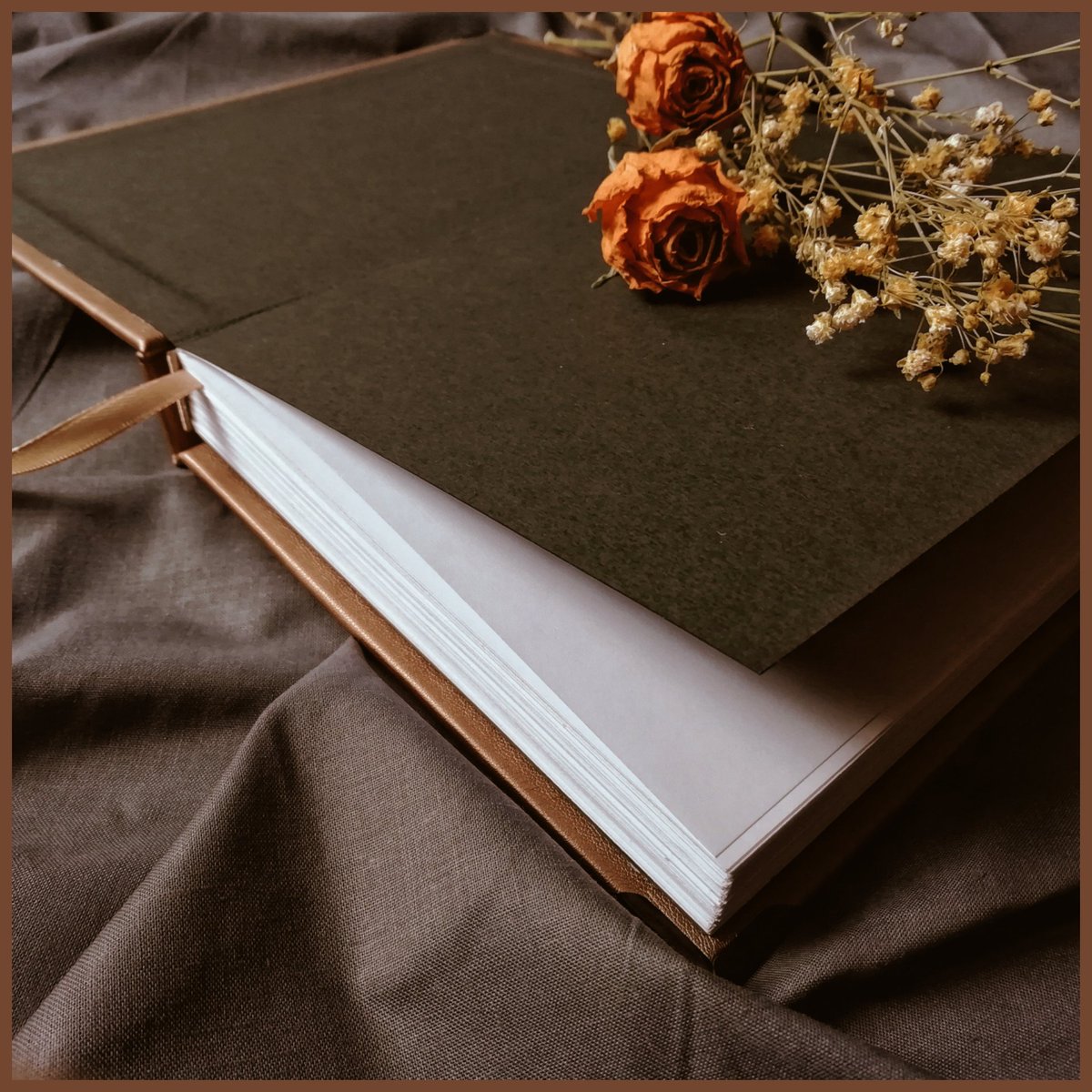 ViktorijaArts's tweet photo. [LT] 📖 Rankų gamybos Mokytojo darbo kalendorius 2021-2022 m.m. Kietas eko odos viršelis, dydis - A5 🌼

[ENG] 📖 Handmade Teacher's planner notebook 2021-2022. Eco leather hardcover, size - A5 🌼

#code_DAISY #ViktorijaArtist #Lithuania #Lietuva #handmade #craft #art https://t.co/3bJO7sofD7