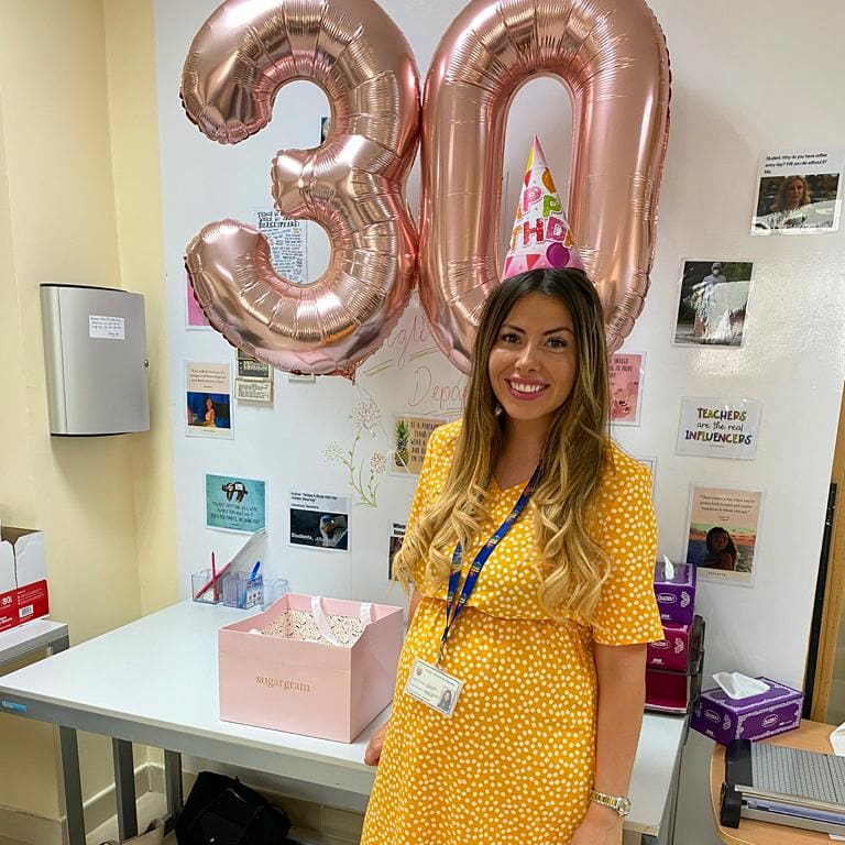 holliegretton21's tweet photo. Joining the 30s club at work yesterday🥳 My Year 12 students baked me the cutest Gatbsy inspired cookies ❤🍪 #30sclub @KSABEnglish https://t.co/cmS9TRDzNx