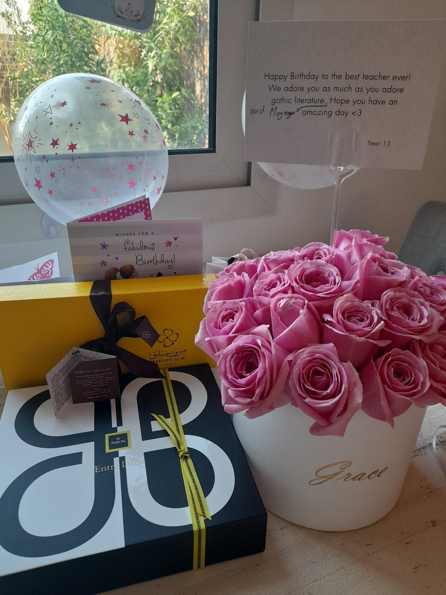 holliegretton21's tweet photo. Joining the 30s club at work yesterday🥳 My Year 12 students baked me the cutest Gatbsy inspired cookies ❤🍪 #30sclub @KSABEnglish https://t.co/cmS9TRDzNx