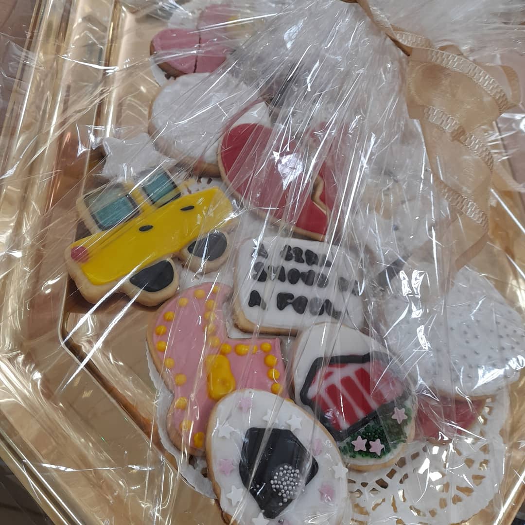 Joining the 30s club at work yesterday🥳 My Year 12 students baked me the cutest Gatbsy inspired cookies ❤🍪 #30sclub @KSABEnglish