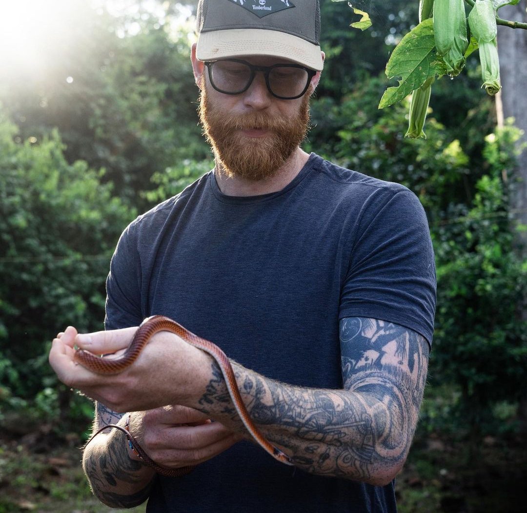 Ya llegué <a href="/coneyislandsq/">𝐂𝐎𝐍𝐄𝐘 𝐈𝐒𝐋𝐀𝐍𝐃.</a>

❛ here on 𝘾𝙤𝙣𝙚𝙮 𝙄𝙨𝙡𝙖𝙣𝙙 we learn to take each other 𝙖𝙨 𝙬𝙚 𝙖𝙧𝙚 ❜  

╱╱ Nombre: Aleksander Ragnar Sørensen 

╱╱Estudio u oficio: Fotógrafo y biólogo

╱╱Edad : 30

╱╱ FC: Gwilym Pugh