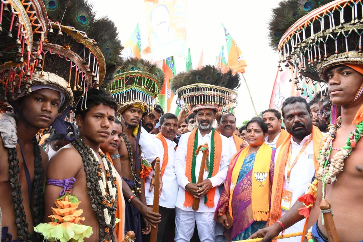 bandisanjay_bjp's tweet photo. పరమశివుడి ప్రతిరూపం, ఆదివాసీ సంస్కృతికి ప్రతీక.. గుస్సాడీ నాట్యం. ప్రజల కష్టసుఖాలు, ఆనందాన్ని నాట్యం ద్వారా వ్యక్తపర్చే గుస్సాడీ కళాకారుల కళాపదర్శన నన్నెంతో ఆకట్టుకుంది. గుస్సాడీ నాట్యబృందాన్ని కలిసి వారి ఈతిబాధలు తెలుసుకున్నా.  ఆదివాసీ కళాసంస్కృతుల్ని కాపాడుకునేందుకు దోహదపడుతాం. https://t.co/2KhDoHqWJl