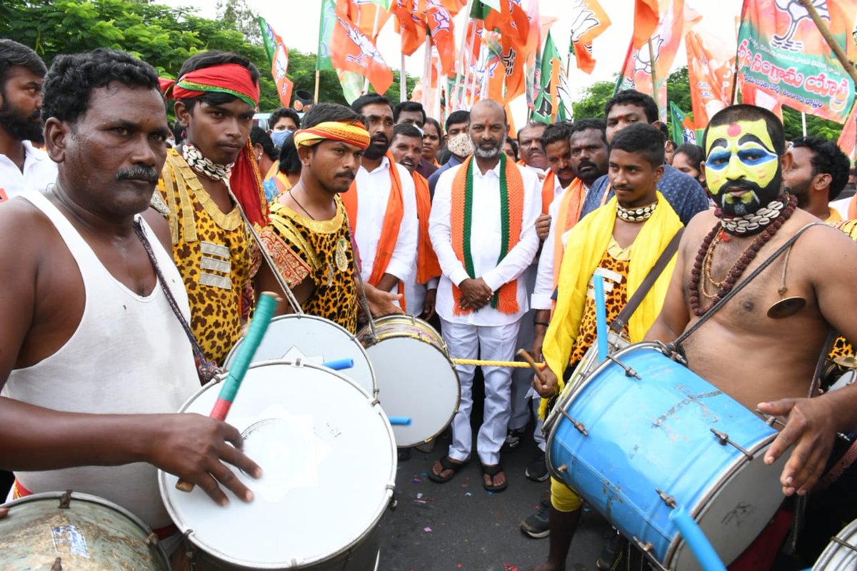 bandisanjay_bjp's tweet photo. పరమశివుడి ప్రతిరూపం, ఆదివాసీ సంస్కృతికి ప్రతీక.. గుస్సాడీ నాట్యం. ప్రజల కష్టసుఖాలు, ఆనందాన్ని నాట్యం ద్వారా వ్యక్తపర్చే గుస్సాడీ కళాకారుల కళాపదర్శన నన్నెంతో ఆకట్టుకుంది. గుస్సాడీ నాట్యబృందాన్ని కలిసి వారి ఈతిబాధలు తెలుసుకున్నా.  ఆదివాసీ కళాసంస్కృతుల్ని కాపాడుకునేందుకు దోహదపడుతాం. https://t.co/2KhDoHqWJl