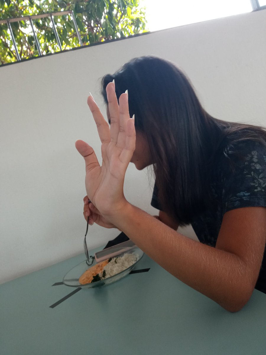 xp_magno's tweet photo. "quem come na escola é pobre" , mais tá comendo hahah
                                             - @arysil44 https://t.co/N1K3Z5jK8I