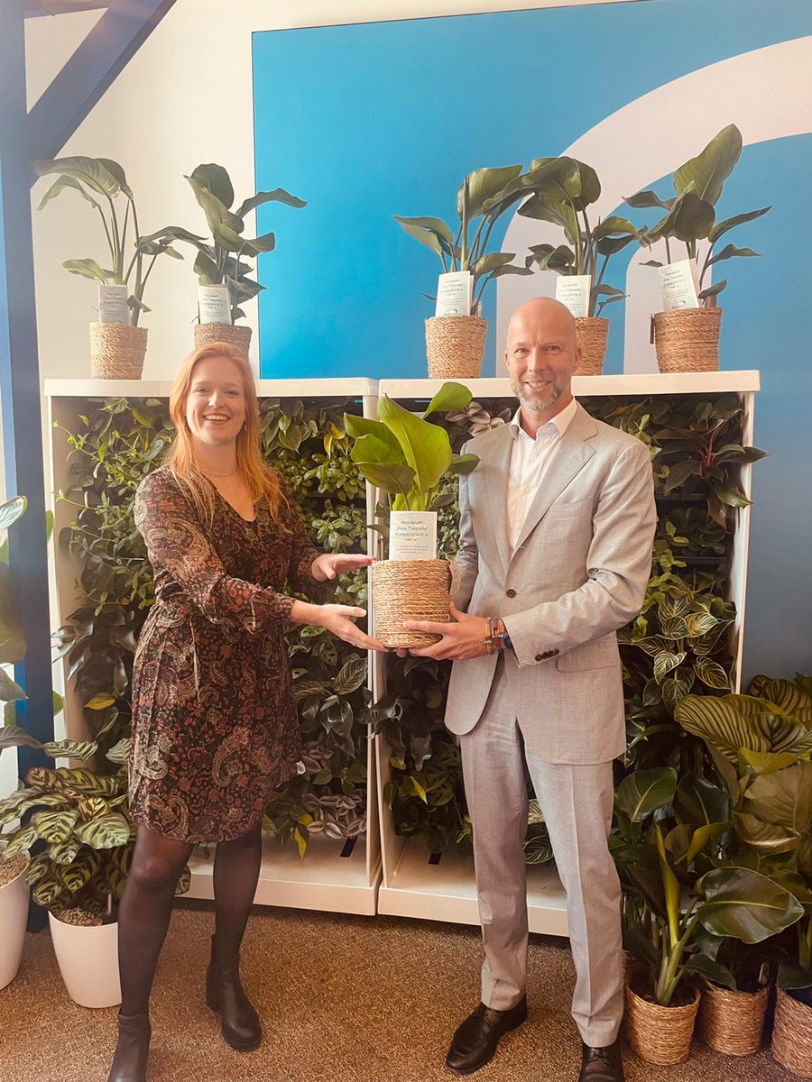 Brancheorganisatie Plantum deelde vandaag planten uit aan leden van de Tweede Kamer om hen veel succes en een groen en gezond gevoel dit komend parlementair jaar te wensen. 
<a href="/AgnesMulderCDA/">Agnes Mulder</a> <a href="/TjeerdD66/">Tjeerd de Groot</a> <a href="/DerkBoswijk/">Derk Boswijk</a>
#Tweedekamerplant #meergroeninB67 #greenroom67 #plantum
