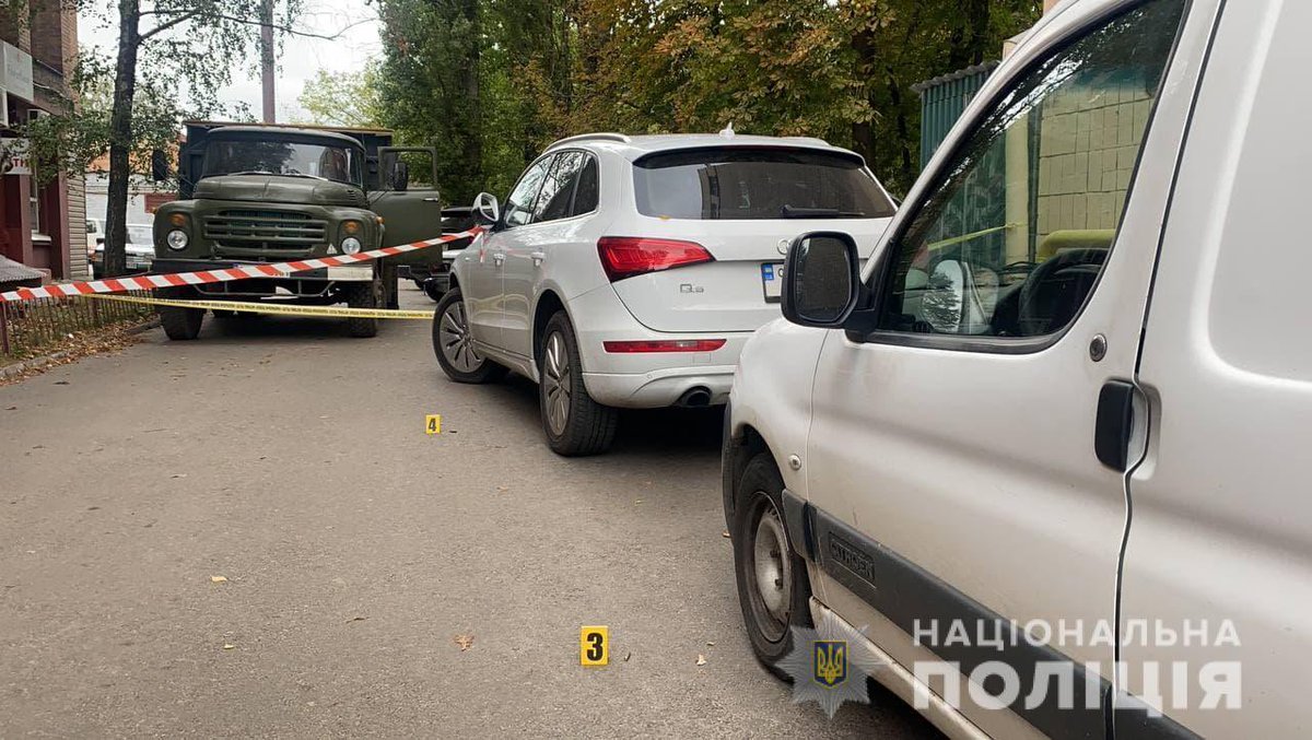 За фактом вбивства поліція Черкас відкрила кримінальне провадження
￼
Наразі на місці події працює слідчо-оперативна група. В області введено оперативний план👉 bit.ly/3tZyOVQ