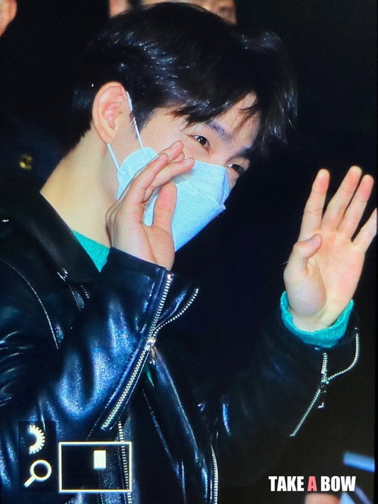 이게무슨 표정이냐면 팬들 지짜 오랜만에 봐서 신난 얼굴이양 #구월의_은빛천사_녕긔탄생일 왤케 아기볼 때 표정 짓고 있냐고ㅠ^ㅠ