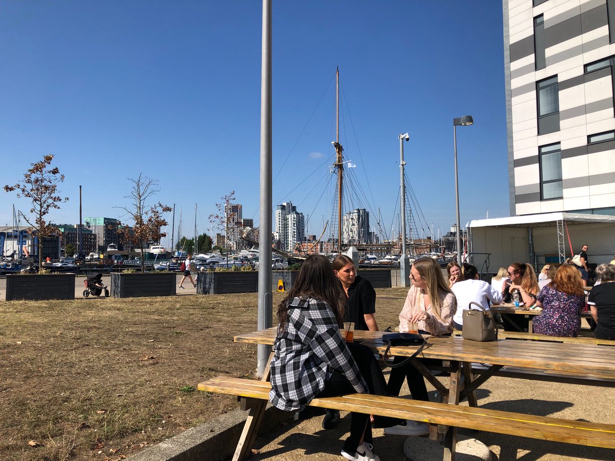 UniofSuffolk's tweet image. We are absolutely loving seeing our students coming in for Induction and Freshers Week! Seeing everyone enjoy the glorious sunshine on the waterfront and around the campuses, there is a real buzz here at the University. 💛
