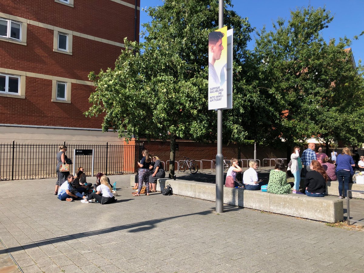 UniofSuffolk's tweet image. We are absolutely loving seeing our students coming in for Induction and Freshers Week! Seeing everyone enjoy the glorious sunshine on the waterfront and around the campuses, there is a real buzz here at the University. 💛
