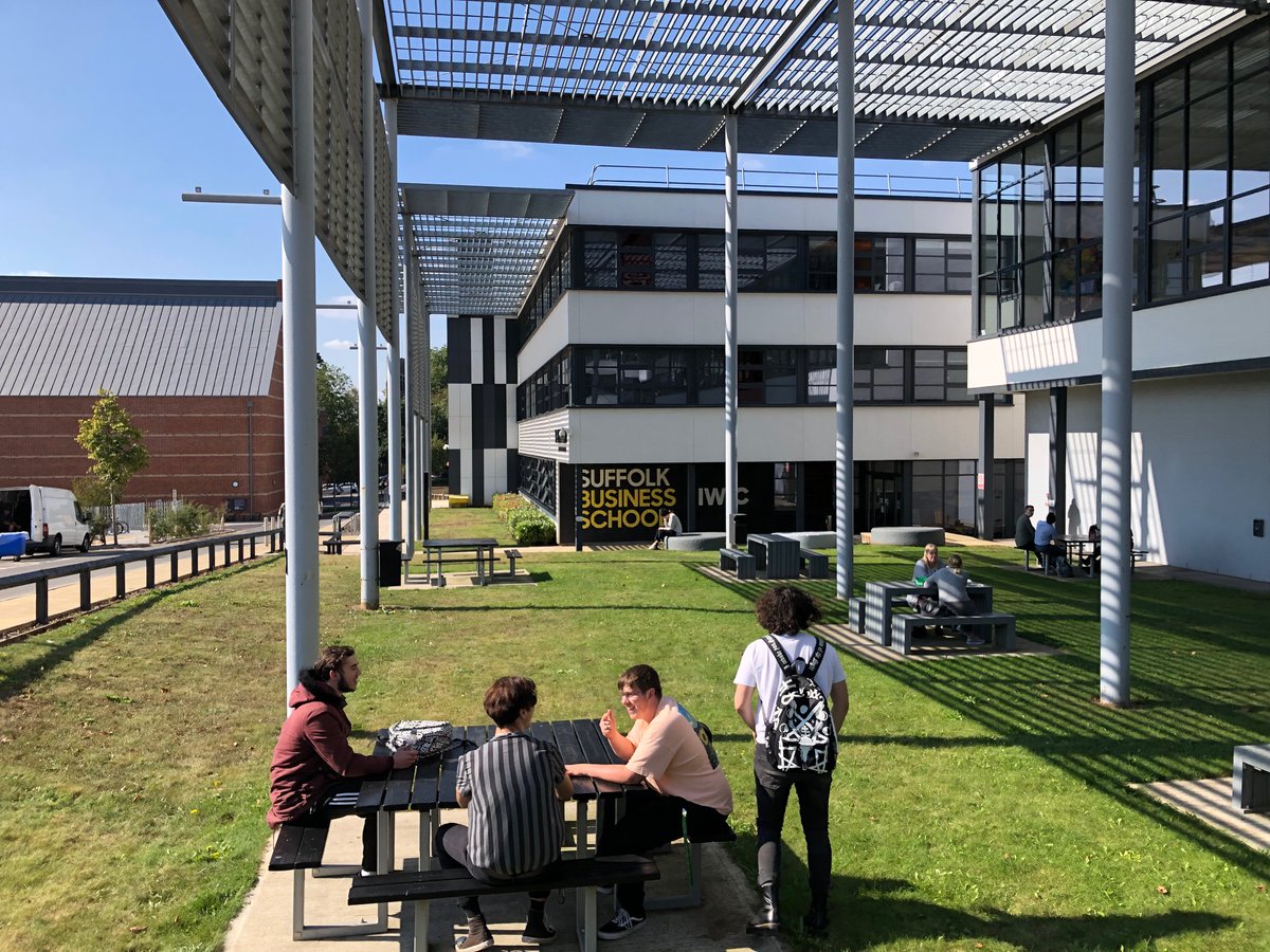 UniofSuffolk's tweet image. We are absolutely loving seeing our students coming in for Induction and Freshers Week! Seeing everyone enjoy the glorious sunshine on the waterfront and around the campuses, there is a real buzz here at the University. 💛