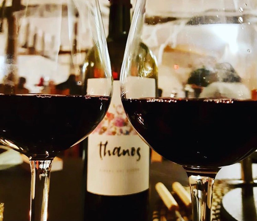 swiss_spain's tweet photo. Swiss & Spain vous propose de découvrir Thanos! Un vin tout en finesse, dévoilant des arômes de fruits noirs sauvages. À déguster en apéritif 🍷
#apéritif #arômes #arômesfruitsnoirs #thanos #riberadelduero #fruitssauvages #vin #deguster #suisse #spain #madeinspain #vinrouge https://t.co/DWuxuPE14h